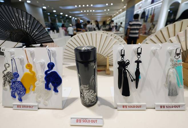 넷플릭스 애니메이션 영화 '케이팝 데몬 헌터스' 등 우리의 국가유산을 소재로 한 콘텐츠들이 전 세계적으로 인기를 얻고 있는 가운데 서울 용산구 국립중앙박물관 공식 굿즈 매장 '뮷즈샵'에서 관람객들이 제품을 살펴보고 있다.    /사진=뉴스1