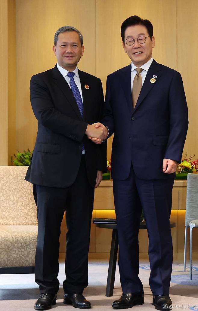 [쿠알라룸푸르=뉴시스] 고범준 기자 = 이재명 대통령과 훈 마네트 캄보디아 총리가 27일(현지 시간) 말레이시아 쿠알라룸푸르 한 호텔에서 정상회담에 앞서 기념촬영을 하고 있다. 2025.10.27. bjko@newsis.com /사진=최동준