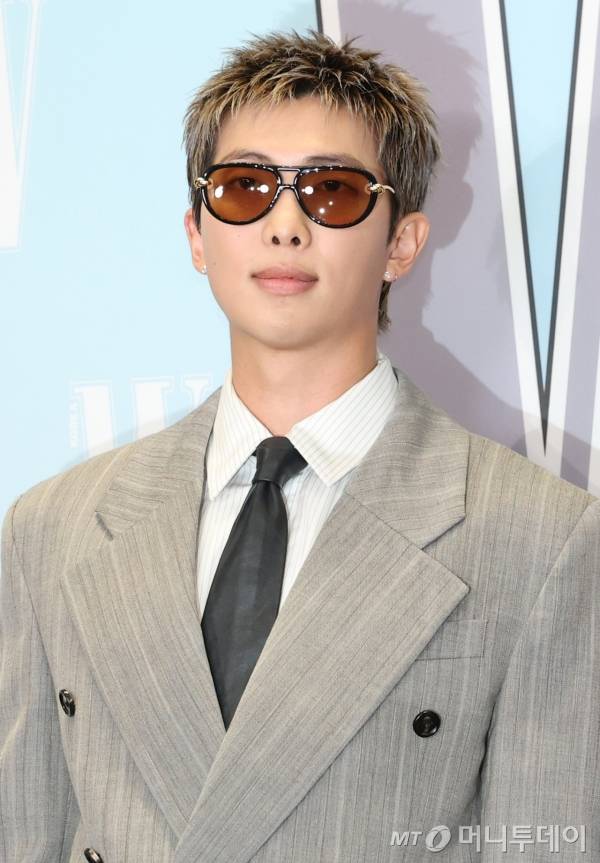 방탄소년단(BTS) RM이 지난 10월15일 서울 종로구 포시즌스 호텔에서 열린 ‘제20회 유방암 인식 향상 캠페인 자선 행사’에 참석해 포즈를 취하고 있다. / 사진=뉴스1