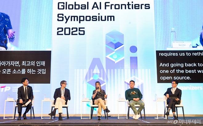 (서울=뉴스1) = 배경훈 부총리 겸 과학기술정보통신부 장관이 27일 오전 서울 용산구 드래곤시티호텔에서 열린 'AI 프론티어 국제 심포지엄 2025' 에서 AI석학 좌담회를 하고 있다. 왼쪽부터 배경훈 부총리, 얀 르쿤 뉴욕대 교수, 최예진 스탠포드대 교수, 조경현 뉴욕대 교수, 김기응 KAIST 교수.(과학기술정보통신부 제공. 재판매 및 DB 금지) 2025.10.27/뉴스1 Copyright (C) 뉴스1. All rights reserved. 무단 전재 및 재배포, AI학습 이용 금지. /사진=(서울=뉴스1)