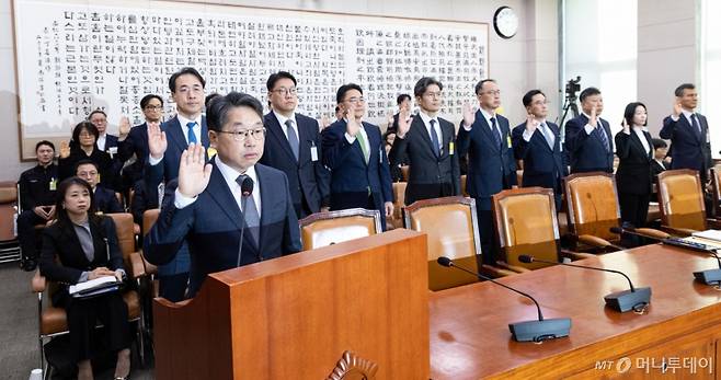 (서울=뉴스1) 이승배 기자 = 노만석 검찰총장 직무대행이 27일 서울 여의도 국회에서 열린 법제사법위원회 대검찰청 등에 대한 국정감사에 출석해 증인선서하고 있다. 2025.10.27/뉴스1  Copyright (C) 뉴스1. All rights reserved. 무단 전재 및 재배포,  AI학습 이용 금지. /사진=(서울=뉴스1) 이승배 기자