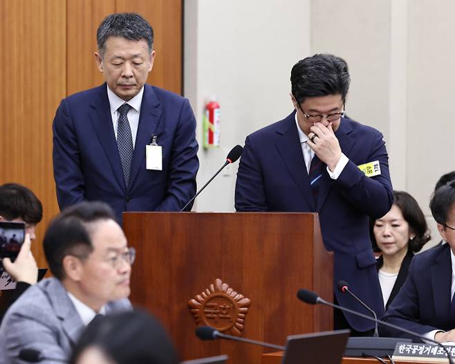 국내 사모펀드(PEF)가 본래의 목적인 '기업 구조 개선을 통한 중장기 가치 제고'에서 벗어나 오로지 '단기 차익 실현'에만 골몰하는 행태로 인해 산업 전반의 건전성을 심각하게 위협한다는 비판이 연일 쏟아지고 있다.사진은 김광일 홈플러스 대표이사(왼쪽)와 김병주 MBK파트너스 회장이 지난 14일 오후 서울 여의도 국회에서 열린 정무위원회 국정감사에 출석해 홈플러스 사태 관련 질의를 듣고 있는 모습. /사진=뉴스1