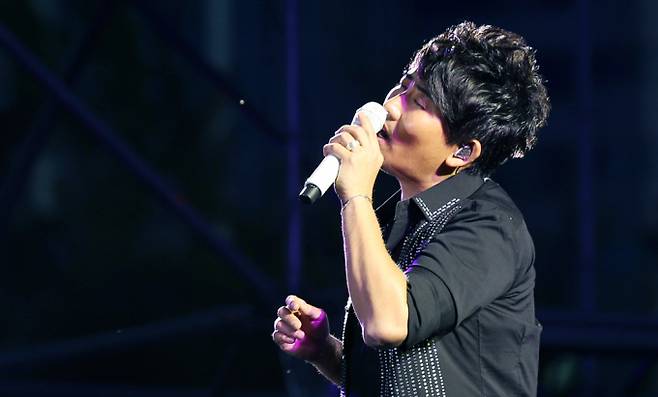 가수 이승철이 지난 26일 방송된 SBS 예능 '미운 우리 새끼'에 스페셜 게스트로 출연해 예비 사위를 자랑했다. 사진은 2015년 5월26일 가수 이승철이 서울 송파구 방이동 올림픽공원 평화의 문 앞에서 열린 12집 '시간 참 빠르다' 발매 기념 쇼케이스에서 멋진 무대를 펼치고 있는 모습. /사진=머니투데이