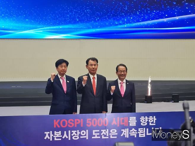 한국거래소는 27일 오후 서울 여의도 한구거래소 서울사무소에서 코스피 4000 돌파 기념식을 진행했다. 사진 왼쪽부터 오기형 더불어민주당 '코스피5000특위' 위원장, 정은보 한국거래소 이사장, 강준현 국회 정무위원회 여당 간사./사진=김병탁 기자