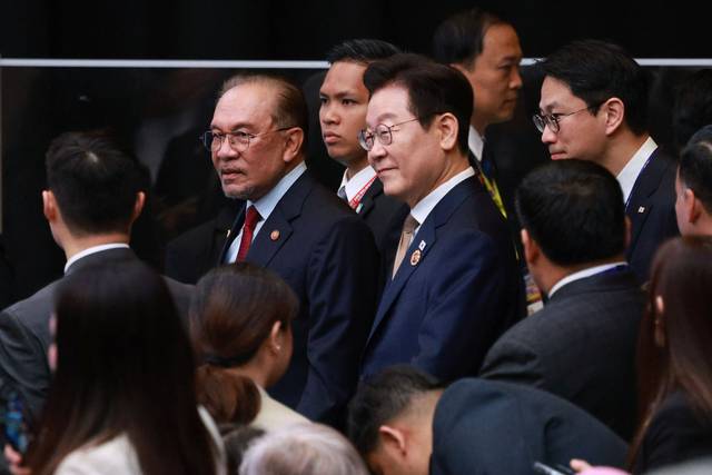 아세안회의 입장하는 李  : 이재명 대통령과 안와르 이브라힘(왼쪽 두 번째) 말레이시아 총리가 27일 말레이시아 쿠알라룸푸르 컨벤션센터에서 열린 한·아세안(동남아국가연합) 정상회의에 입장하고 있다.  연합뉴스