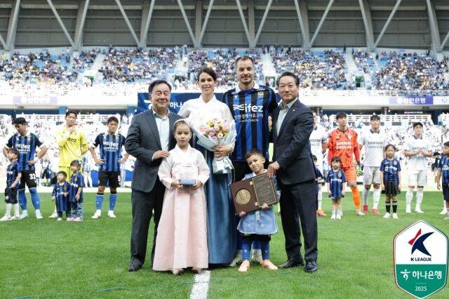 인천명예시민이 된 무고사./한국프로축구연맹