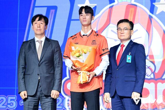 왼쪽부터 신영철 감독-박인우-권철근 단장./KOVO