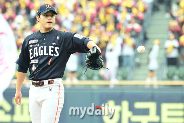 26일 오후 서울 잠실야구장에서 진행된 '2025 신한 SOL Bank KBO 한국시리즈 1차전' 한화 이글스와 LG 트윈스의 경기.한화 선발 문동주가 투구 준비를 하고 있다./잠실=곽경훈 기자
