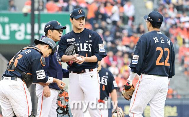 26일 오후 서울 잠실야구장에서 진행된 '2025 신한 SOL Bank KBO 한국시리즈 1차전' 한화 이글스와 LG 트윈스의 경기. 한화 선발 문동주가 5회말 교체되고 있다./마이데일리