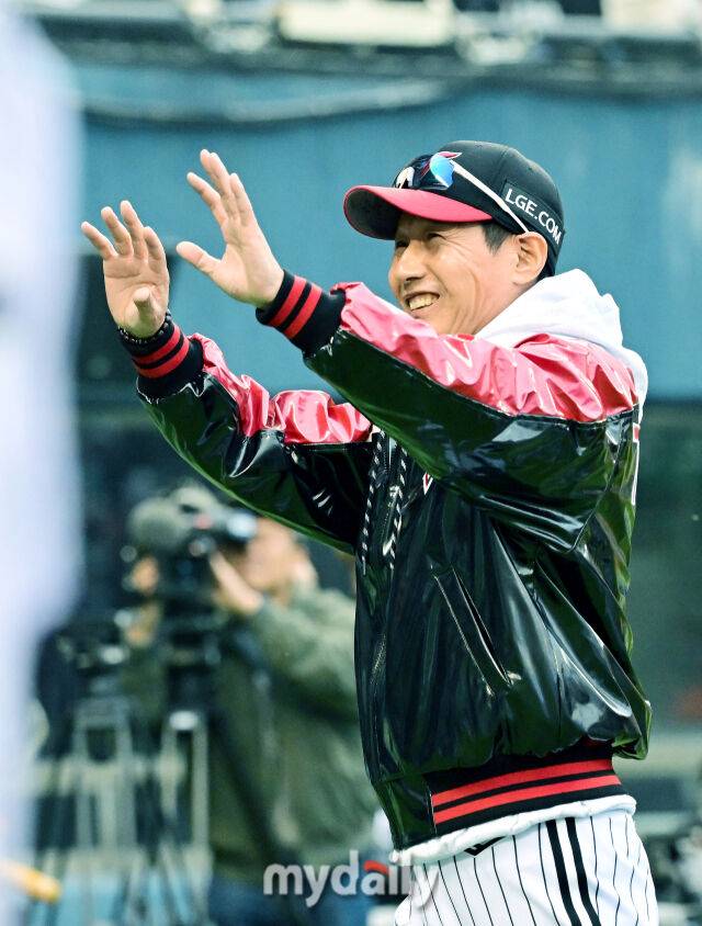 26일 오후 서울 잠실야구장에서 진행된 '2025 신한 SOL Bank KBO 한국시리즈 1차전' 한화 이글스와 LG 트윈스의 경기. LG 염경엽 감독이 8-2로 승리한 뒤 활짝 웃고 있다./마이데일리