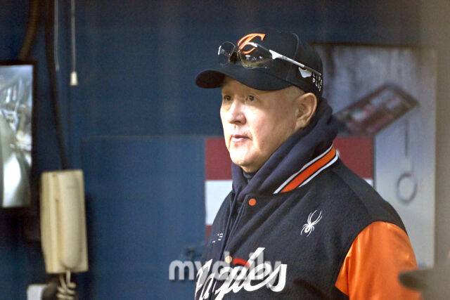 27일 서울 잠실야구장에서 열린 2025 신한 SOL 뱅크 KBO 한국시리즈 2차전' 한화 이글스와 LG 트윈스 경기. 한화 김경문 감독이 경기를 지켜보고 있다./잠실 = 한혁승 기자