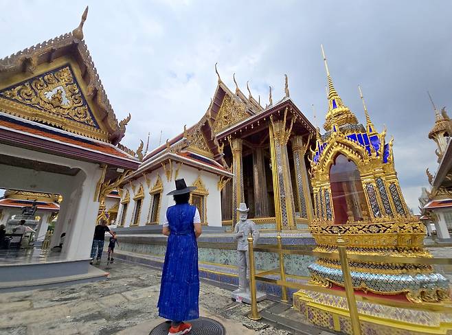 방콕왕궁에 케데헌 사자보이즈 복색을 한 여행객이 나타났다.