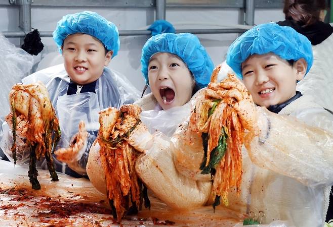 집안 노동력, 시골 할머니댁  1박2일 총동원 방식의 김장이면, 아이들 더러 오지말라 하지만 평창고랭지김장축제는 일종의 가족여행이라 아이들도 즐겁게 따라 나선다.