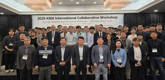 ‘2025 KBSI 국제 공동 워크숍’ 참석자들이 기념촬영을 하고 있다.[KBSI 제공]