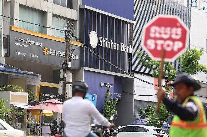 캄보디아 프놈펜 시내 국내 은행 현지법인 지점들의 모습. [연합]