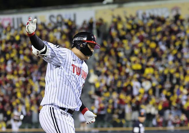 문보경이 27일 서울 잠실야구장에서 열린 한화와 한국시리즈 2차전에서 8회 2점 홈런을 친 뒤 그라운드를 달리고 있다. [연합]