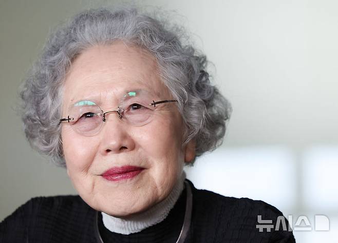 [서울=뉴시스] 황준선 기자 = 배우 박정자가 23일 서울 동작구 원불교소태산기념관에서 뉴시스와 인터뷰를 하고 있다. 2025.10.23. hwang@newsis.com