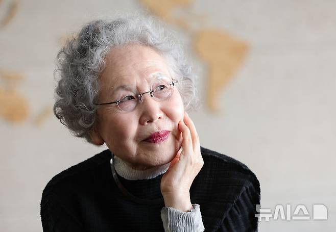 [서울=뉴시스] 황준선 기자 = 배우 박정자가 23일 서울 동작구 원불교소태산기념관에서 뉴시스와 인터뷰에 앞서 포즈를 취하고 있다. 2025.10.23. hwang@newsis.com