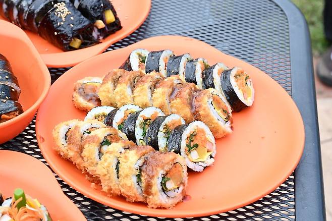 [김천=뉴시스] 김천김밥축제 행사장에 선보인 김밥. (사진=김천시 제공) 2025.10.27 photo@newsis.com *재판매 및 DB 금지