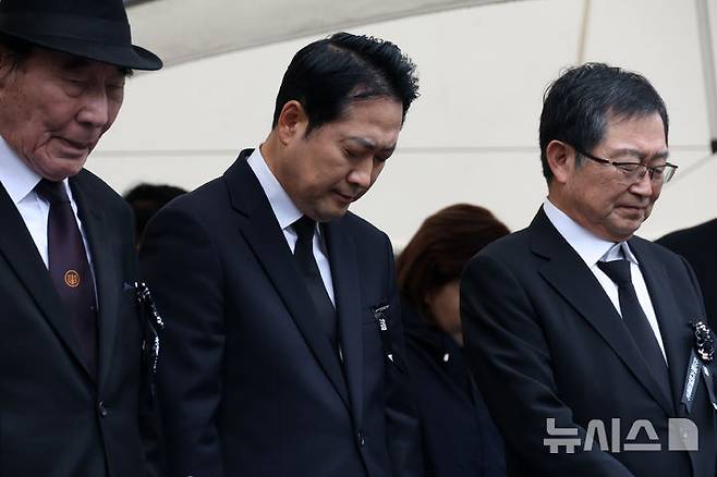 [서울=뉴시스] 박주성 기자 = 26일 서울 동작구 국립서울현충원 故 박정희 전 대통령 묘역에서 열린 박 전 대통령 서거 46주기 추모식에서 장동혁 국민의힘 대표를 비롯한 참석자들이 묵념을 하고 있다. 2025.10.26. (공동취재). 2025.10.26. photo@newsis.com