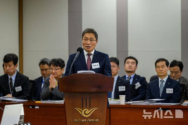 [인천=뉴시스] 공항사진기자단 = 이학재 인천국제공항공사 사장이 27일 오전 인천 중구 인천국제공항공사에서 열린 국회 국토교통위원회의 인천국제공항공사, 한국공항공사, 항공안전기술원, 국립항공박물관에 대한 국정감사에 출석해 업무보고를 하고 있다. 2025.10.27. photo@newsis.com