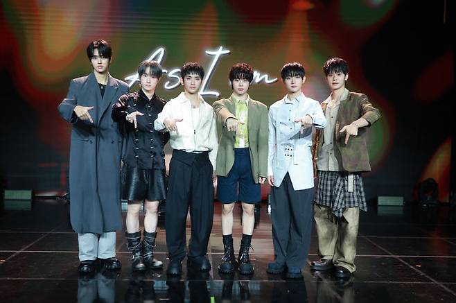 [서울=뉴시스] 그룹 '템페스트'가 27일 서울 강남구 일지아트홀에서 열린 일곱 번째 미니 앨범 '애즈 아이 엠'(As I am) 발매 기념 쇼케이스에서 포즈를 취하고 있다. (사진=위에화엔터테인먼트 제공) 2025.10.27. photo@newsis.com *재판매 및 DB 금지