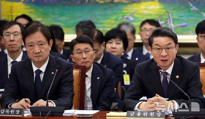 [서울=뉴시스] 조성봉 기자 = 이억원 금융위원회 위원장이 27일 오전 서울 여의도 국회 정무위원회에서 열린 국정감사에서 의원 질의에 답변하고 있다. 왼쪽은 이찬진 금융감독원장. 2025.10.27. suncho21@newsis.com