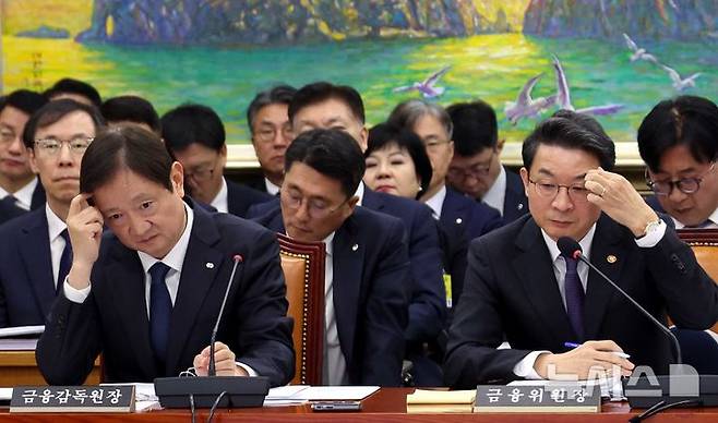 [서울=뉴시스] 조성봉 기자 = 이억원 금융위원회 위원장과 이찬진(왼쪽) 금융감독원장이 27일 오전 서울 여의도 국회 정무위원회에서 열린 국정감사에서 의원 질의를 듣고 잠시 손으로 이마를 짚고 있다. 2025.10.27. suncho21@newsis.com