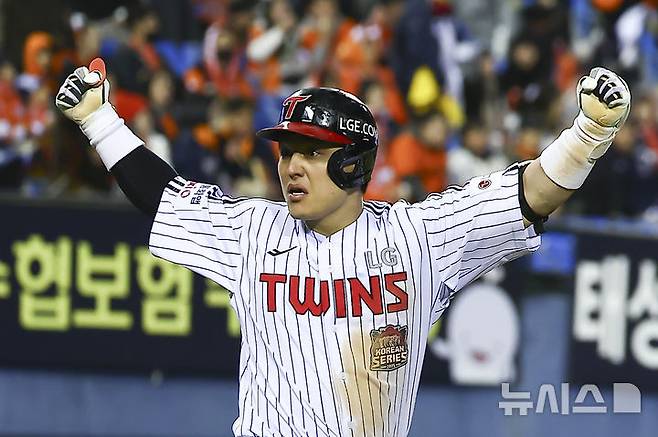 [서울=뉴시스] 김근수 기자 = 27일 오후 서울 송파구 잠실야구장에서 열린 2025 KBO 한국시리즈 2차전 한화 이글스와 LG 트윈스의 경기, 3회말 2사 주자 1루상황에서 LG 박동원이 투런홈런을 치고 기뻐하고 있다. 2025.10.27. ks@newsis.com