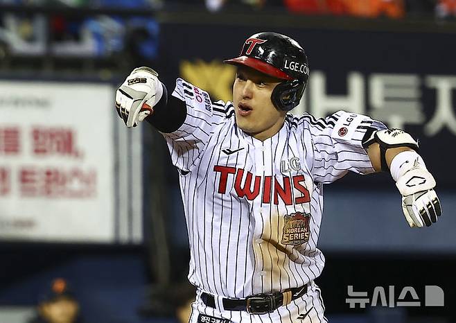 [서울=뉴시스] 김근수 기자 = 27일 오후 서울 송파구 잠실야구장에서 열린 2025 KBO 한국시리즈 2차전 한화 이글스와 LG 트윈스의 경기, 3회말 2사 주자 1루상황에서 LG 박동원이 투런홈런을 치고 기뻐하고 있다. 2025.10.27. ks@newsis.com