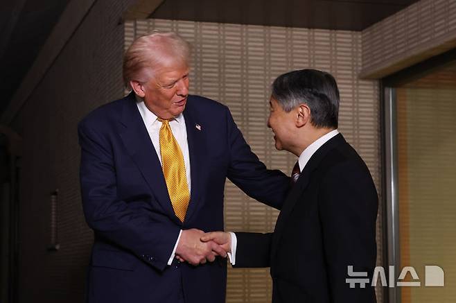 [도쿄=AP/뉴시스] 도널드 트럼프 미국 대통령이 27일 도쿄 일왕 거처인 고쿄에서 나루히토 일왕과 만나 악수하고 있다. 2025.10.27