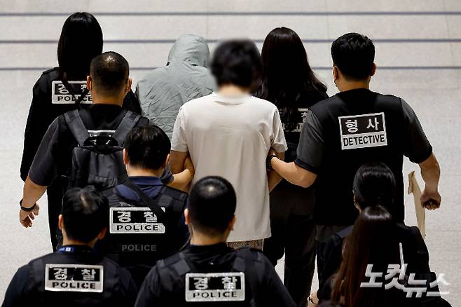 캄보디아에서 범죄에 가담했다가 이민 당국에 구금됐던 한국인 64명이 18일 한국 정부가 마련한 전세기를 타고 인천국제공항을 통해 송환되고 있다. 인천공항=황진환 기자