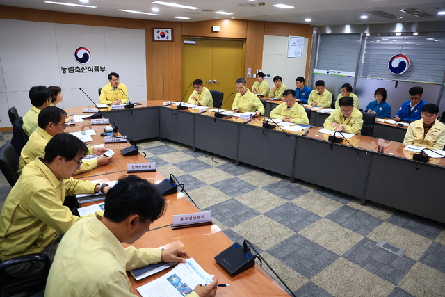 27일 정부세종청사에서 고병원성 조류인플루엔자(AI) 중앙사고수습본부와 관계기관·지방자치단체 관계자들이 방역대책 회의를 진행하고 있다. 농림축산식품부