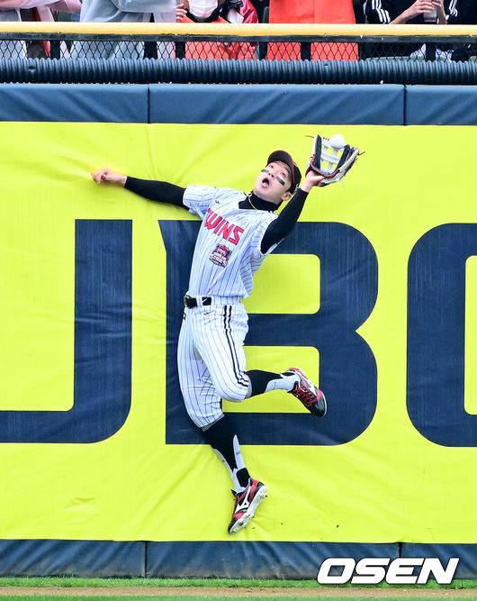 [OSEN=잠실, 지형준 기자] 박해민, 한화 팬들의 탄식을 자아낸 1회 슈퍼캐치. 만약 잡지 못했더라면 1타점 2루타가 될 수 있는 타구였다.