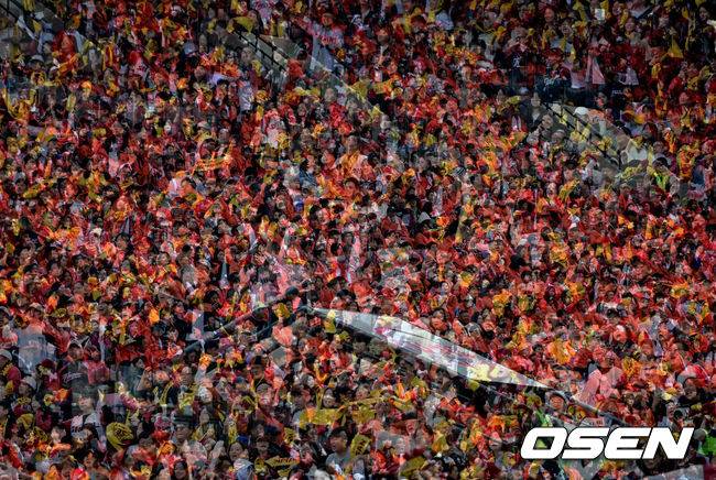 [OSEN=잠실, 지형준 기자] LG와 한화 팬들의 관중석 모습 합성.