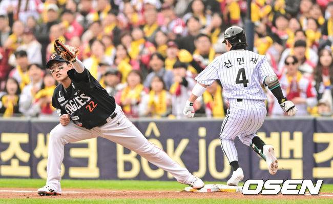 [OSEN=잠실, 박준형 기자] 26일 오후 서울 잠실야구장에서 2025 신한 SOL Bank KBO리그 포스트시즌 한국시리즈 1차전 LG 트윈스와 한화 이글스의 경기가 열렸다.LG는 앤더스 톨허스트, 한화는 문동주를 선발 투수로 내세웠다.1회말 무사 1루 LG 신민재가 내야안타를 성공시킨뒤 1루 세이프되고 있다    2025.10.26 / soul1014@osen.co.kr