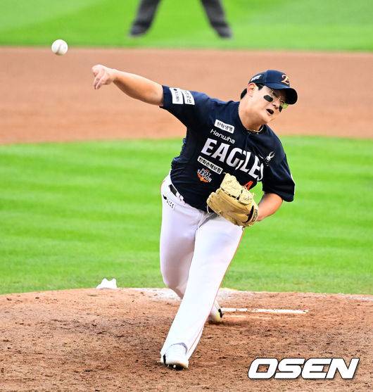 [OSEN=잠실, 지형준 기자] 한 달 가까이 쉰 정규시즌 1위팀이 한국시리즈 1차전에서 이렇게 맹타를 휘두른 경기가 있었나. LG가 시리즈 기선을 제대로 제압하고 우승확률 73.2%를 따냈다. 프로야구 LG 트윈스는 26일 서울 잠실구장에서 열린 2025 신한 SOL뱅크 KBO 한국시리즈(7전 4선승제) 한화 이글스와의 1차전에서 8-2로 승리했다. 정규시즌 1위 LG는 시리즈 기선제압에 성공하며 우승확률 73.2%(41번 중 30번)를 차지했다. 반면 2위 한화는 플레이오프에서 삼성 라이온즈를 3승 2패로 제압하고 2006년 이후 19년 만에 한국시리즈 무대를 밟았지만, 첫 술에 배를 불리지 못했다. LG는 2023년 이후 2년, 한화는 1999년 이후 26년 만에 우승에 도전한다. 8회말 2사에서 한화 김서현이 역투하고 있다. 2025.10.26 /jpnews@osen.co.kr