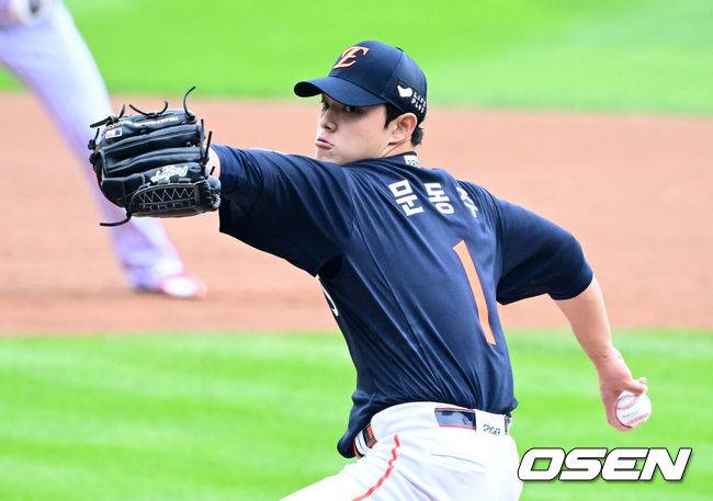 [OSEN=잠실, 지형준 기자] 26일 오후 서울 잠실야구장에서 2025 신한 SOL Bank KBO리그 포스트시즌 한국시리즈 1차전 LG 트윈스와 한화 이글스의 경기가 열렸다.LG는 앤더스 톨허스트, 한화는 문동주를 선발 투수로 내세웠다.1회말 한화 문동주가 역투하고 있다. 2025.10.26 /jpnews@osen.co.kr