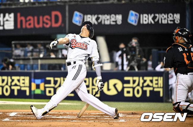 [OSEN=잠실, 조은정 기자]24일 오후 서울 잠실야구장에서 2025 신한 SOL Bank KBO리그 두산 베어스와 한화 이글스의 경기가 열렸다.이날 두산은 최승용, 한화는 폰세를 선발로 내세웠다.6회말 두산 선두타자 김대한이 한화 폰세에게 헛스윙 삼진으로 물러나며 아쉬워하고 있다. 2025.07.24 /cej@osen.co.kr