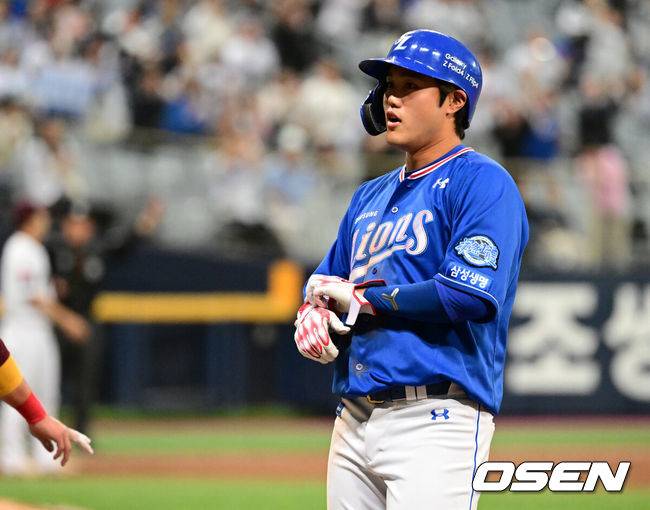 [OSEN=고척, 최규한 기자] 19일 오후 서울 고척스카이돔에서 ‘2023 신한은행 SOL KBO리그’ 키움 히어로즈와 삼성 라이온즈의 경기가 열렸다.&nbsp;연장 11회초 1사 1루 상황 삼성 공민규가 안타를 날리고 1루에 안착해 장비를 벗고 있다. 2023.04.19 / dreamer@osen.co.kr