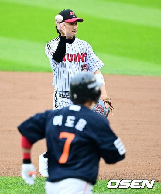 [OSEN=잠실, 지형준 기자] 26일 오후 서울 잠실야구장에서 2025 신한 SOL Bank KBO리그 포스트시즌 한국시리즈 1차전 LG 트윈스와 한화 이글스의 경기가 열렸다.LG는 앤더스 톨허스트, 한화는 문동주를 선발 투수로 내세웠다.5회초 1사 3루에서 LG 신민재가 한화 이도윤의 2루 땅볼을 처리하고 있다. 2025.10.26 /jpnews@osen.co.kr