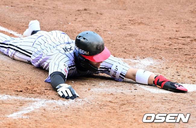 [OSEN=잠실, 지형준 기자] 26일 오후 서울 잠실야구장에서 2025 신한 SOL Bank KBO리그 포스트시즌 한국시리즈 1차전 LG 트윈스와 한화 이글스의 경기가 열렸다.LG는 앤더스 톨허스트, 한화는 문동주를 선발 투수로 내세웠다.5회말 1사 3루에서 LG 신민재가 오스틴의 3루 땅볼에 한화 노시환의 송구 실책으로 홈에서 세이프되고 있다. 2025.10.26 /jpnews@osen.co.kr