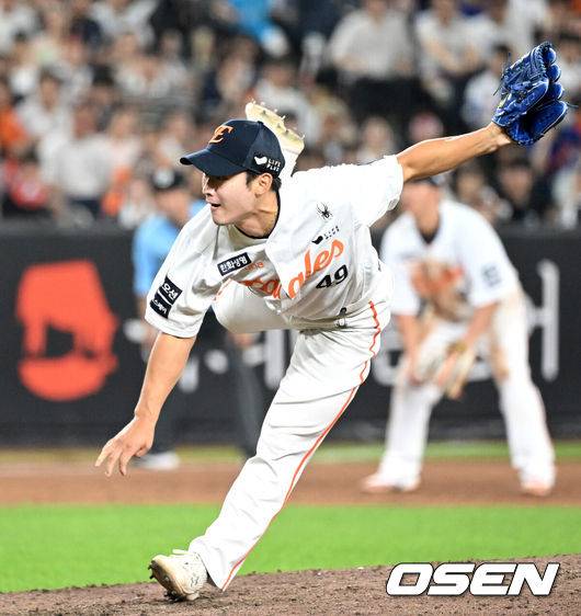 [OSEN=대전, 이대선 기자] 21일 오후 대전 한화생명볼파크에서 2025 신한 SOL Bank KBO리그 한화 이글스와 두산 베어스의 경기가 열렸다.한화는 류현진, 두산은 콜어빈을 선발로 내세웠다.7회초 한화 윤산흠이 역투하고 있다. 2025.08.21 /sunday@osen.co.kr