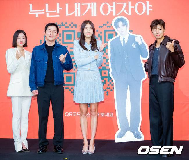 [OSEN=민경훈 기자] 27일 오전 여의도 KBS 본관 TV스튜디오 TS-1에서 KBS 새 예능 ‘누난 내게 여자야’ 제작발표회가 진행됐다.KBS2 새 예능 ‘누난 내게 여자야’는 사랑 앞에 과감하고 솔직한 연상연하 남녀들의 도발적이고 진솔한 연애세포 재생 리얼리티로, ‘누나 대표’ 한혜진과 황우슬혜, ‘연하남 대표’ 장우영과 수빈이 출연한다.배우 황우슬혜, 박진우 PD, 한혜진, 우영(2PM)이 입장하며 포즈를 취하고 있다. 2025.10.27 / rumi@osen.co.kr