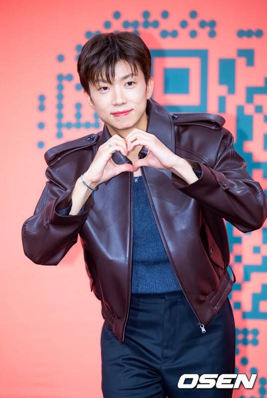 [OSEN=민경훈 기자] 27일 오전 여의도 KBS 본관 TV스튜디오 TS-1에서 KBS 새 예능 ‘누난 내게 여자야’ 제작발표회가 진행됐다.KBS2 새 예능 ‘누난 내게 여자야’는 사랑 앞에 과감하고 솔직한 연상연하 남녀들의 도발적이고 진솔한 연애세포 재생 리얼리티로, ‘누나 대표’ 한혜진과&nbsp;황우슬혜, ‘연하남 대표’&nbsp;장우영과&nbsp;수빈이 출연한다.우영(2PM)이 입장하며 포즈를 취하고 있다. 2025.10.27 / rumi@osen.co.kr