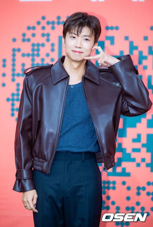 [OSEN=민경훈 기자] 27일 오전 여의도 KBS 본관 TV스튜디오 TS-1에서 KBS 새 예능 ‘누난 내게 여자야’ 제작발표회가 진행됐다.KBS2 새 예능 ‘누난 내게 여자야’는 사랑 앞에 과감하고 솔직한 연상연하 남녀들의 도발적이고 진솔한 연애세포 재생 리얼리티로, ‘누나 대표’ 한혜진과&nbsp;황우슬혜, ‘연하남 대표’&nbsp;장우영과&nbsp;수빈이 출연한다.우영(2PM)이 입장하며 포즈를 취하고 있다. 2025.10.27 / rumi@osen.co.kr