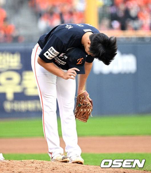 [OSEN=잠실, 이대선 기자] 26일 오후 서울 잠실야구장에서 2025 신한 SOL Bank KBO리그 포스트시즌 한국시리즈 1차전 LG 트윈스와 한화 이글스의 경기가 열렸다.LG는 앤더스 톨허스트, 한화는 문동주를 선발 투수로 내세웠다.6회초 1사 1루에서 한화 정우주가 자신의 볼을 맞은 LG 박해민에게 사과하고 있다. 2025.10.26 /sunday@osen.co.kr