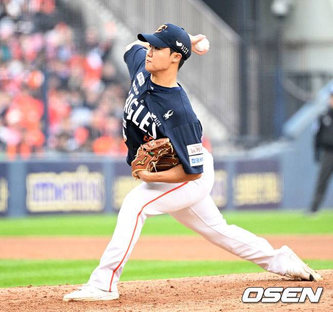 [OSEN=잠실, 이대선 기자] 26일 오후 서울 잠실야구장에서 2025 신한 SOL Bank KBO리그 포스트시즌 한국시리즈 1차전 LG 트윈스와 한화 이글스의 경기가 열렸다.LG는 앤더스 톨허스트, 한화는 문동주를 선발 투수로 내세웠다.6회초 한화 정우주가 역투하고 있다. 2025.10.26 /sunday@osen.co.kr