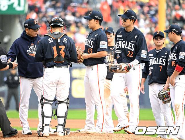 [OSEN=잠실, 이대선 기자] 26일 오후 서울 잠실야구장에서 2025 신한 SOL Bank KBO리그 포스트시즌 한국시리즈 1차전 LG 트윈스와 한화 이글스의 경기가 열렸다.LG는 앤더스 톨허스트, 한화는 문동주를 선발 투수로 내세웠다.6회초 1사 1,2루에서 한화 정우주가 마운드를 내려가고 있다. 2025.10.26 /sunday@osen.co.kr