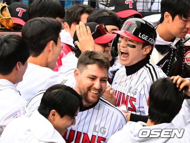 [OSEN=잠실, 지형준 기자] 26일 오후 서울 잠실야구장에서 2025 신한 SOL Bank KBO리그 포스트시즌 한국시리즈 1차전 LG 트윈스와 한화 이글스의 경기가 열렸다.LG는 앤더스 톨허스트, 한화는 문동주를 선발 투수로 내세웠다.5회초 무사에서LG 박해민이 좌월 솔로포를 날리고 동료선수들과 기뻐하고 있다. 2025.10.26 /jpnews@osen.co.kr